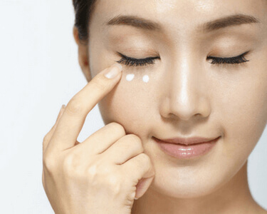 Eye cream to keep the skin fresh and hydrated around the eyes (1)