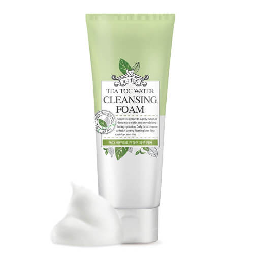 Tea Toc Green Tea Water Cream gets rid of excess oil and cleans the skin of dirt and toxins