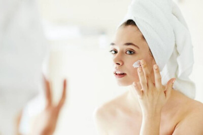 Use a moisturizer five minutes after spraying your skin with the essence